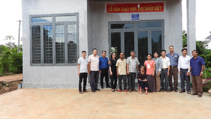 Trao nhà đại đoàn kết cho gia đình bị hỏa hoạn ở buôn Săm B, xã Ea H’Leo